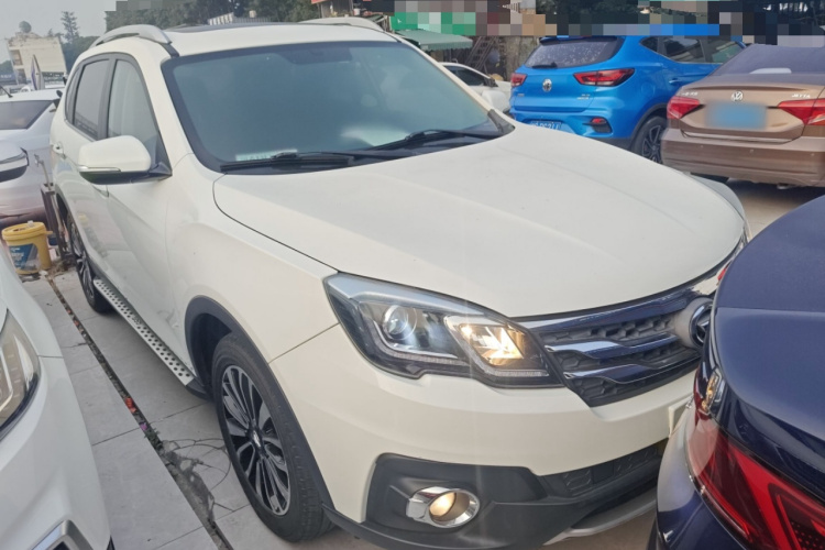 广汽传祺 传祺GS5 Super 2016款 1.8T 自动两驱周年纪念版车身外观3