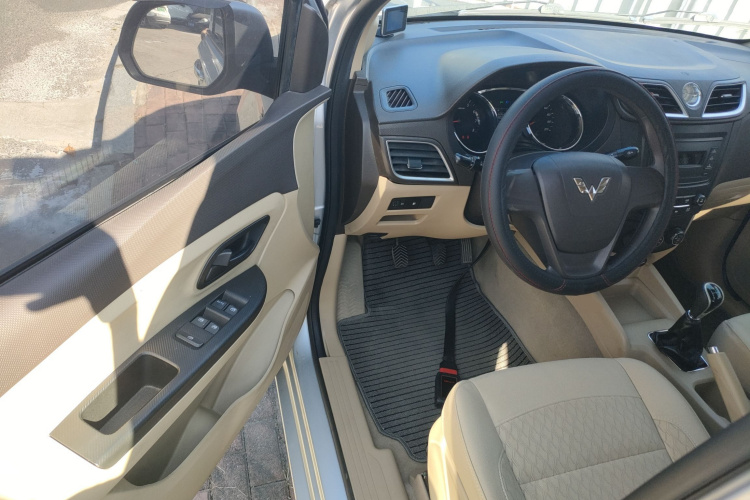 五菱汽车 五菱宏光 2015款 1.5L S1标准国V中控内饰7003