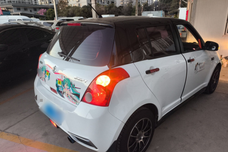 铃木 雨燕 2013款 1.5L 自动标准版车身外观7