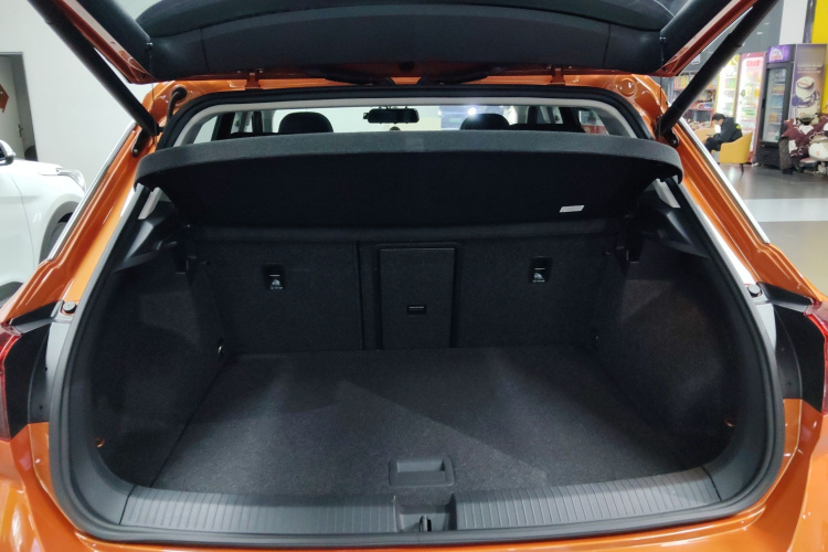 大众 T-ROC探歌 2019款 280TSI DSG两驱舒适型 国VI机舱底盘23