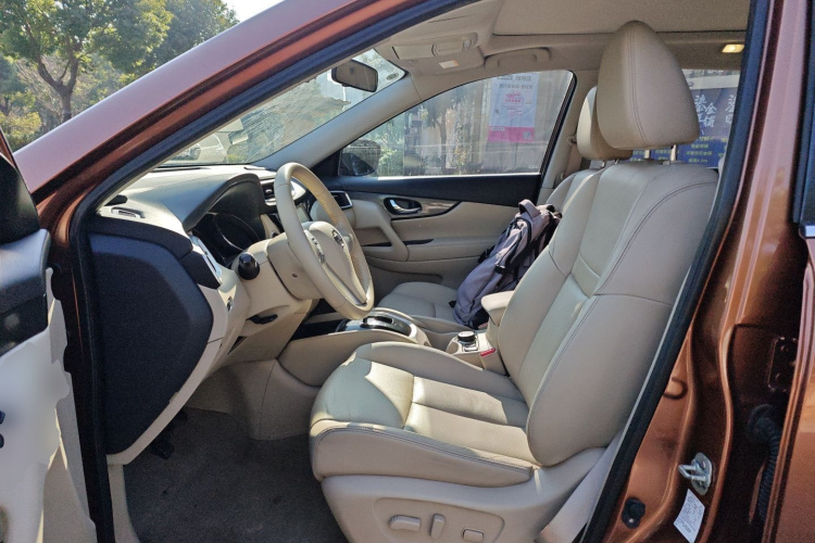 日产 奇骏 2014款 2.5L CVT领先版 4WD中控内饰19