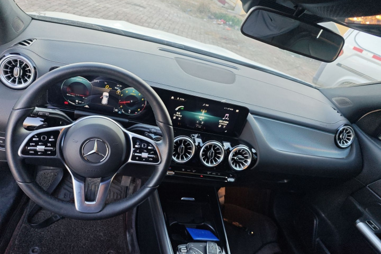 奔驰GLA 2023款 GLA 220 4MATIC中控内饰12