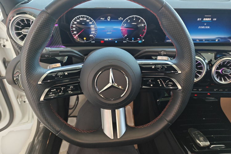 奔驰A级 2023款 A 200 L 时尚型中控内饰13