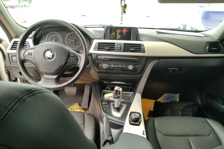 宝马3系 2015款 316Li 时尚型中控内饰12