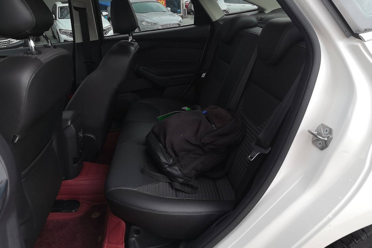 福特 福克斯 2018款 三厢经典 EcoBoost 180 自动精英型中控内饰7004