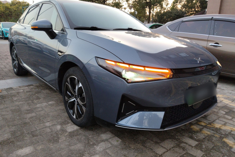 小鹏P5 2022款 550E车身外观3