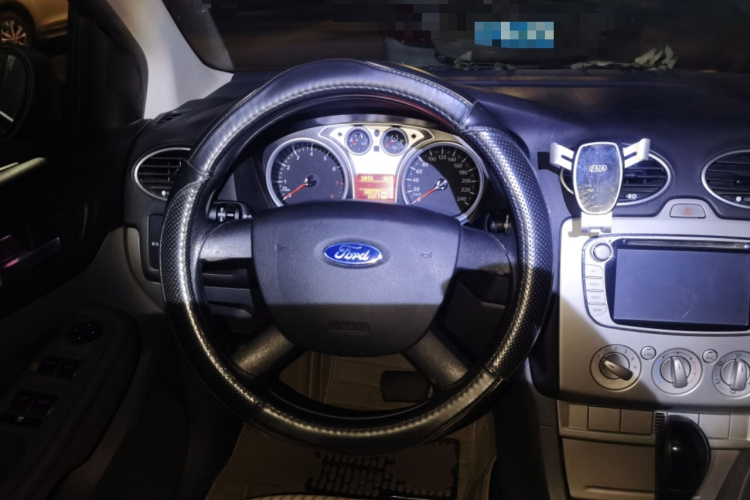 福特 福克斯 2013款 两厢经典 1.8L 自动基本型中控内饰13