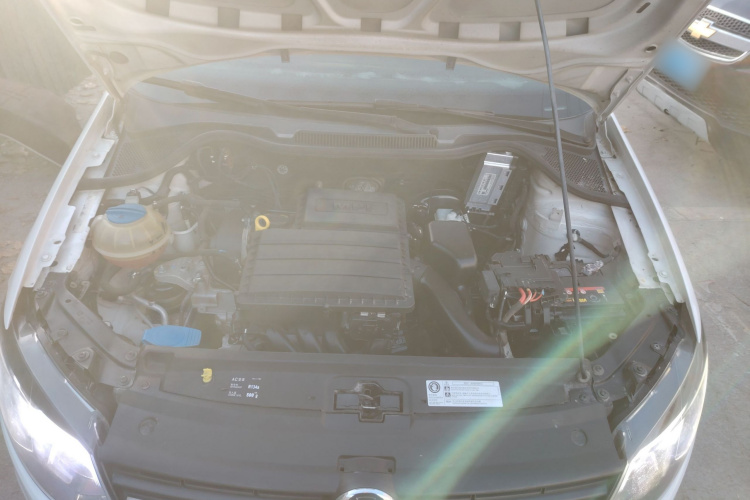 大众 Polo 2014款 1.4L 手动风尚版机舱底盘24