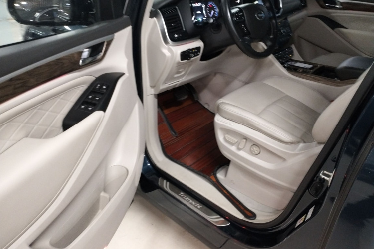 广汽传祺 传祺M8 2018款 320T 旗舰版中控内饰7003