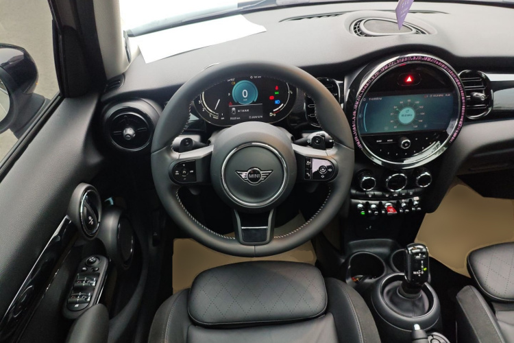 MINI 2023款 2.0T COOPER S 艺术家 五门版中控内饰13