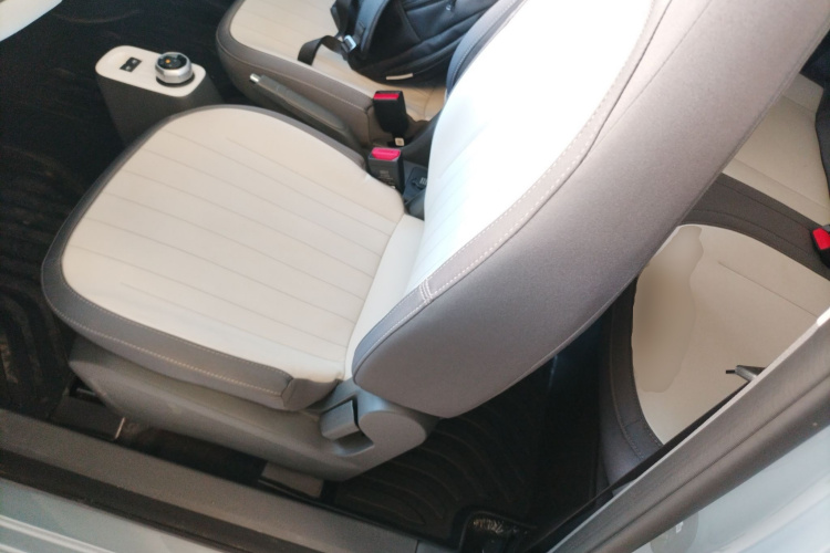 吉利银河 2025款 210km 熊猫卡丁中控内饰19