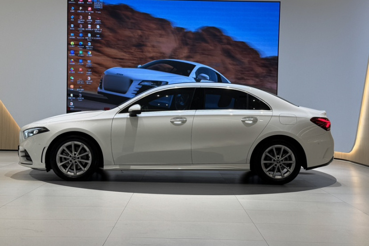 奔驰A级 2022款 A 200 L 运动轿车动感型车身外观6001