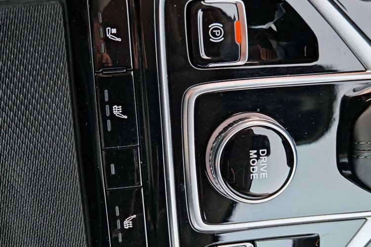 红旗HS5 2022款 改款 2.0T 智联旗享版中控内饰7011