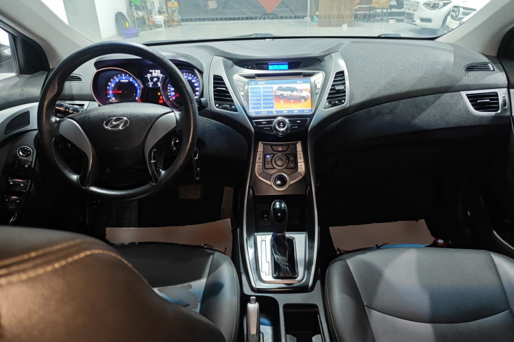 现代 朗动 2015款 1.6L 自动时尚型中控内饰12