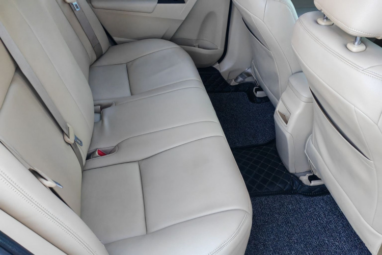 丰田 卡罗拉 2016款 1.6L CVT GL-i炫酷版中控内饰7003