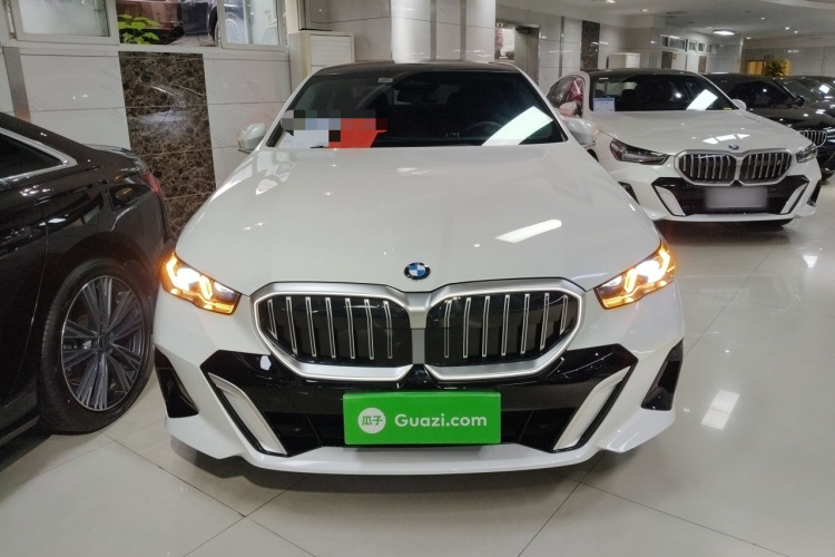 宝马5系 2024款 530Li 领先型 M运动套装车身外观2