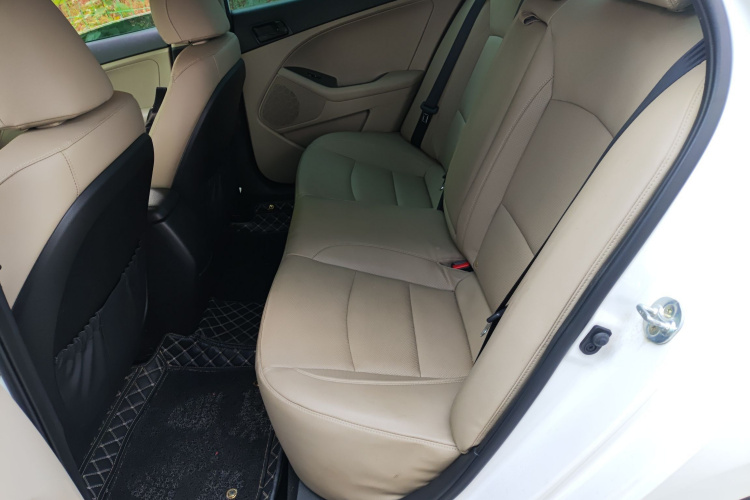 起亚K5 2015款 2.0L 自动GL中控内饰21