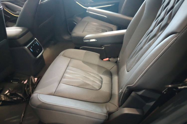 红旗HS7 PHEV 2024款 2.0T PHEV 四驱旗畅版 6座中控内饰7004