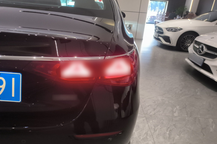 奔驰E级 2025款 E 300 L 豪华型车身外观9