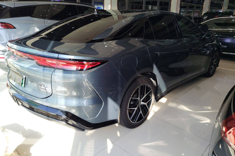 比亚迪 汉L 2025款 DM-p 四驱激光雷达旗舰型车身外观7