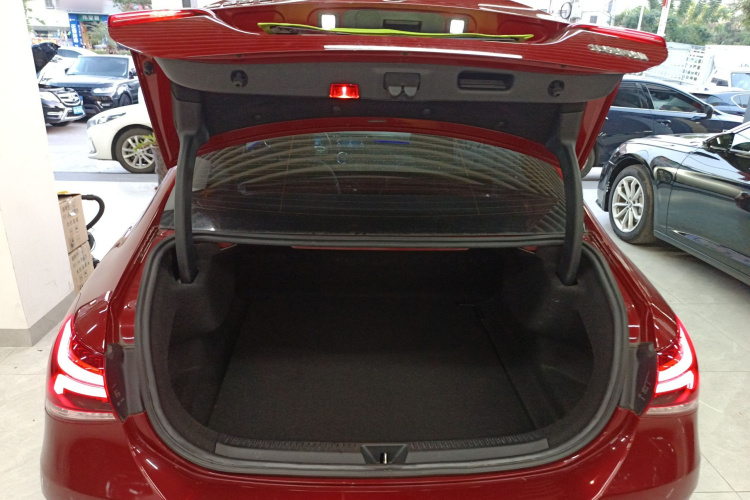 奔驰A级 2020款 A 200 L 运动轿车机舱底盘23