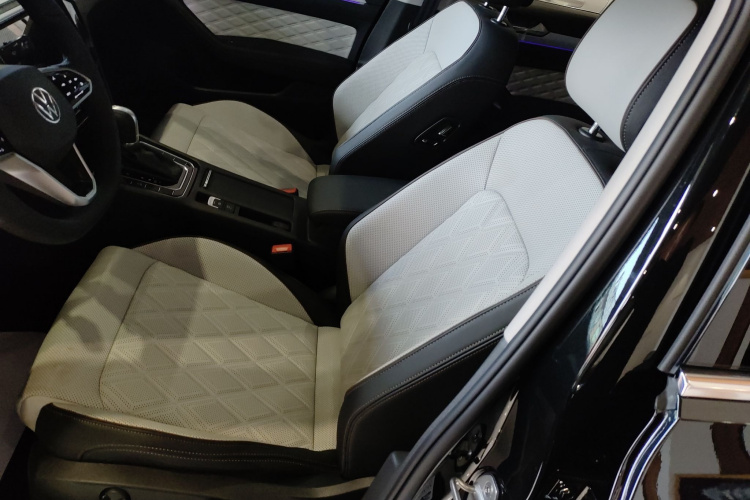 大众 迈腾 2025款 改款二 众享款 330TSI DSG豪华型中控内饰19