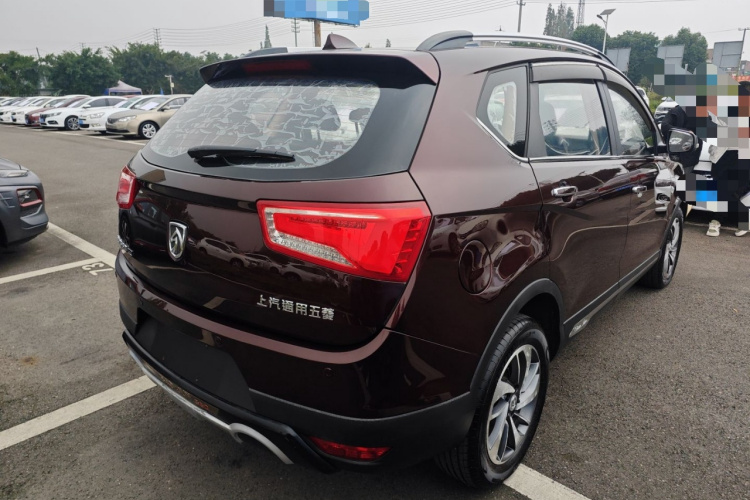 宝骏560 2016款 1.5T 手动豪华型车身外观7