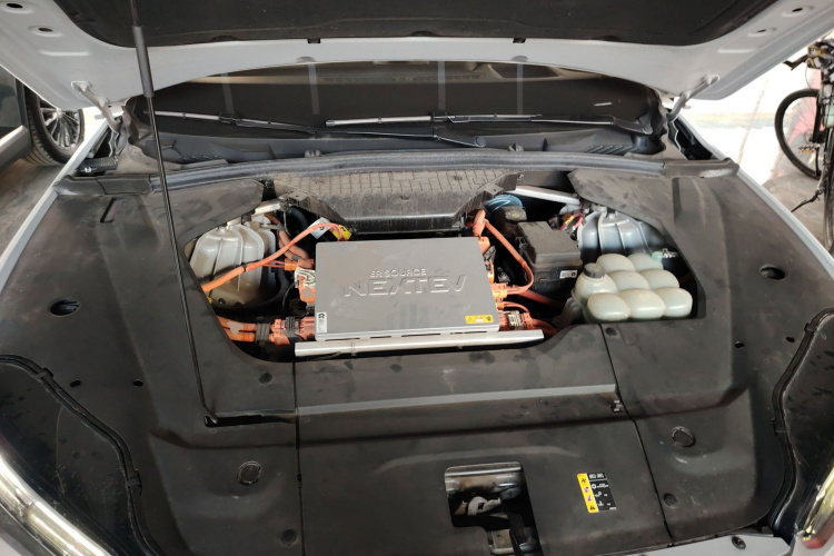 蔚来ES8 2020款 415KM 六座版机舱底盘24