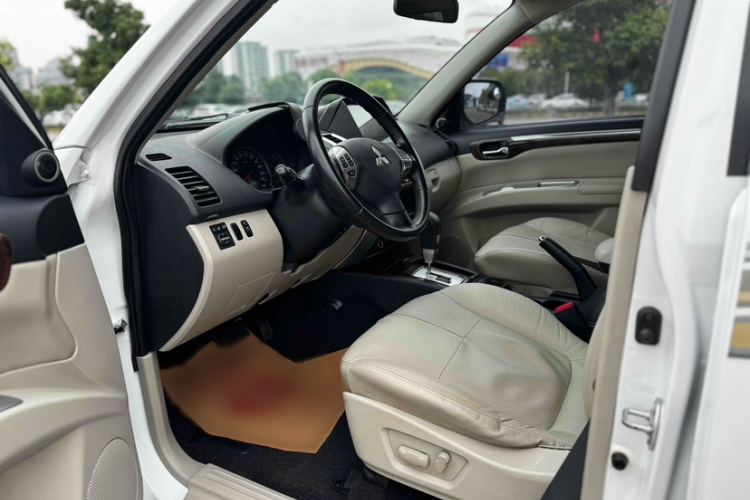 三菱 帕杰罗·劲畅 2013款 3.0L 自动两驱豪华版中控内饰7004