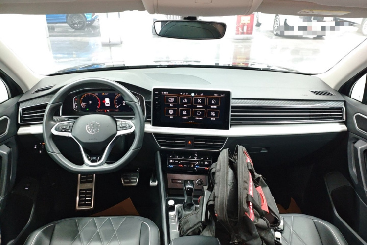 大众 途观L 2024款 出众款 330TSI 自动两驱R-Line龙耀版中控内饰12