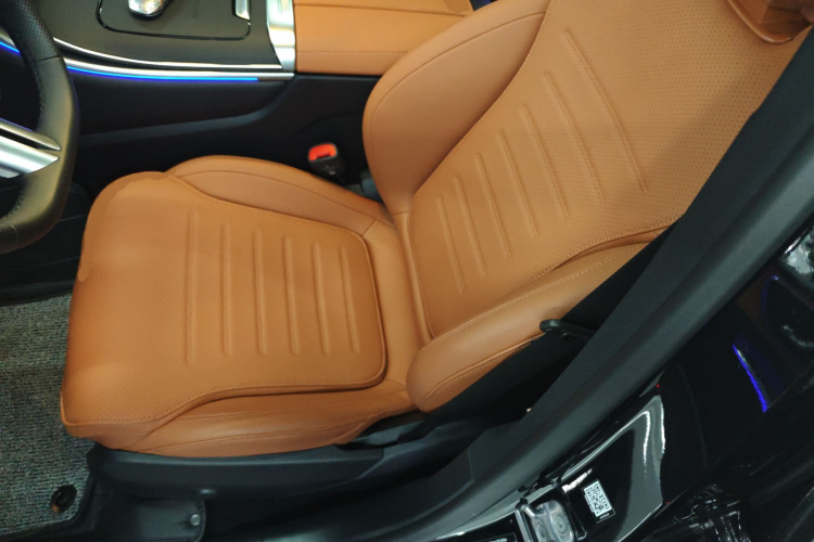 奔驰GLC 2024款 改款 GLC 300 L 4MATIC 动感型 5座中控内饰19