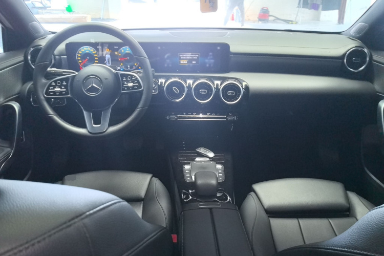 奔驰A级 2020款 改款 A 180 L 运动轿车特殊配置中控内饰12