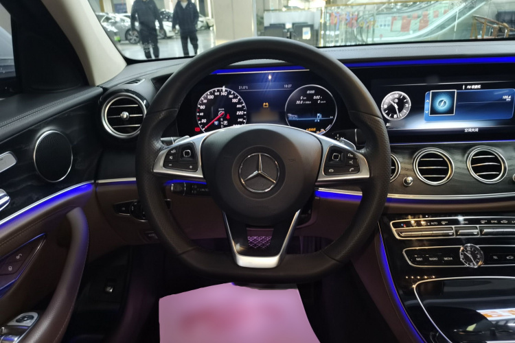 奔驰E级 2017款 E 300 L 运动豪华型中控内饰13