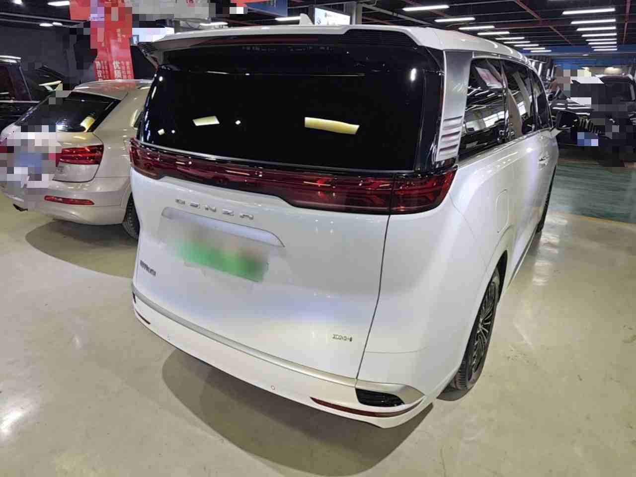 车辆右后45度外观展示