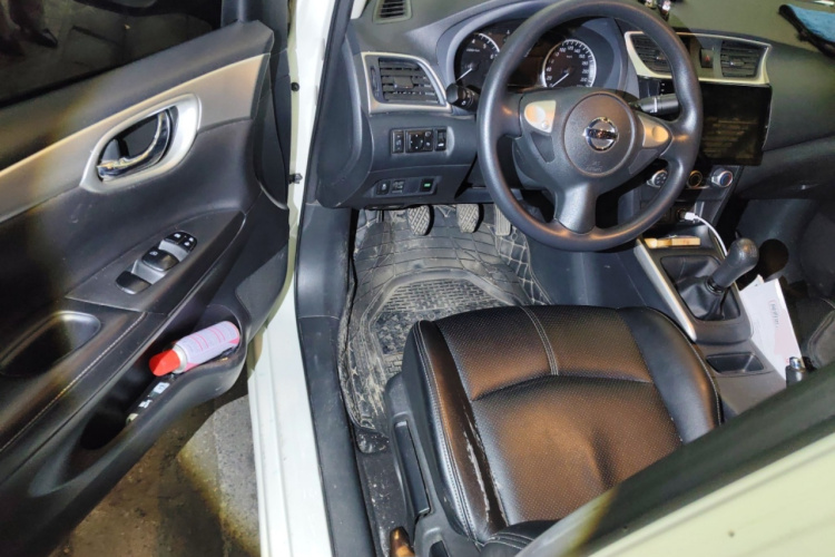 日产 轩逸 2019款 经典 1.6XE 手动舒适版中控内饰20