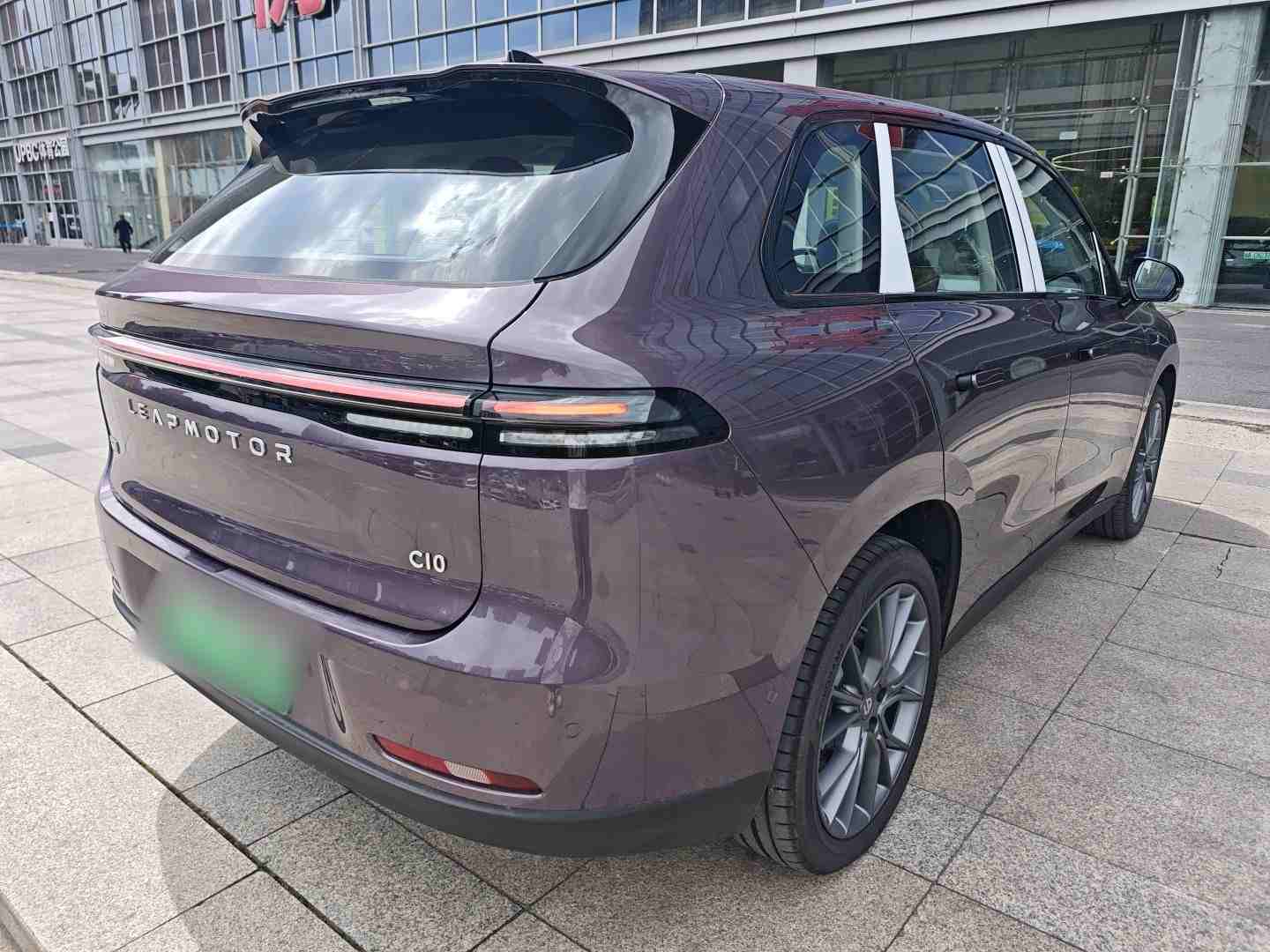 车辆右后45度外观展示