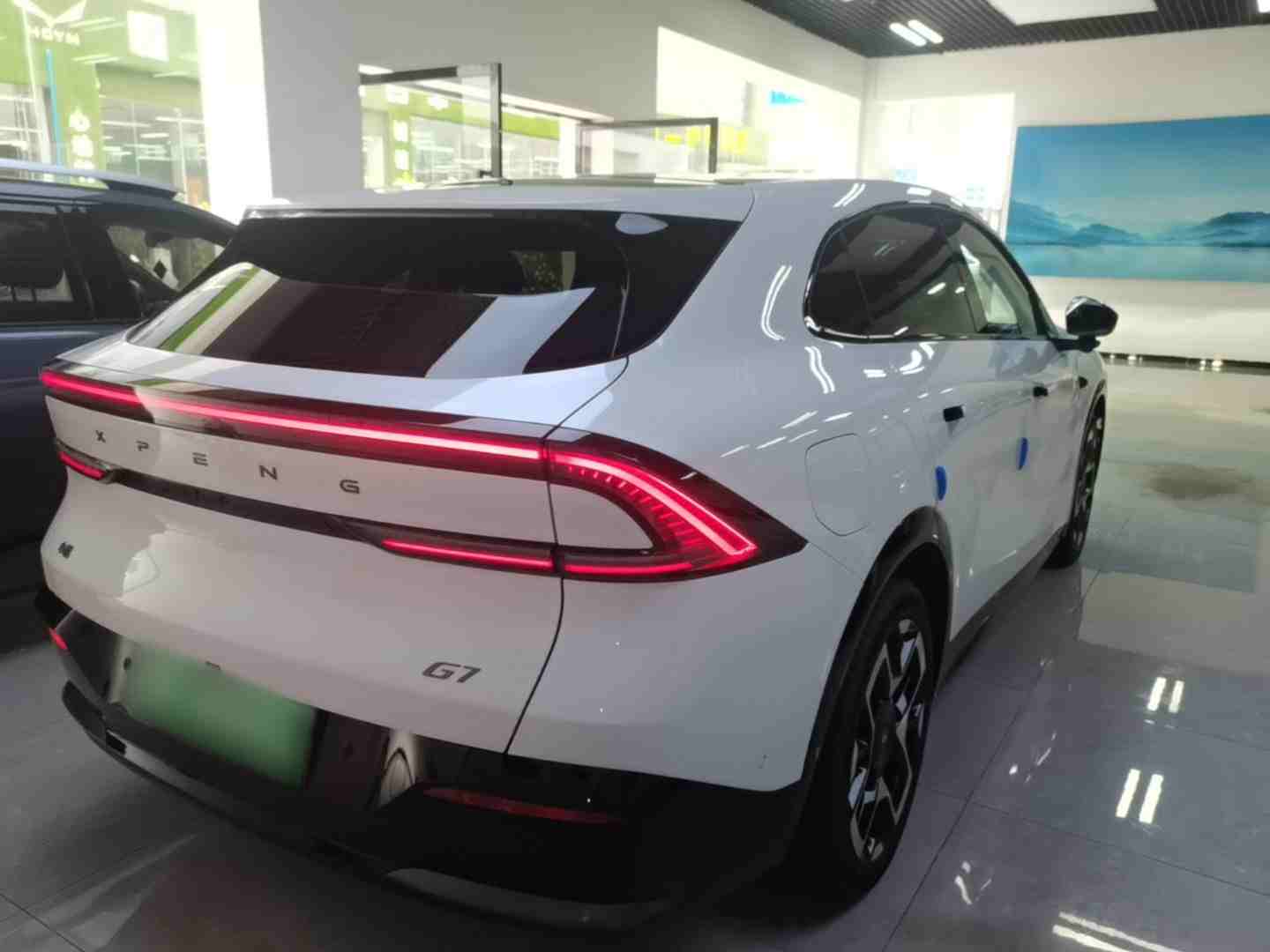 车辆右后45度角展示，凸显修长车身与尾部设计