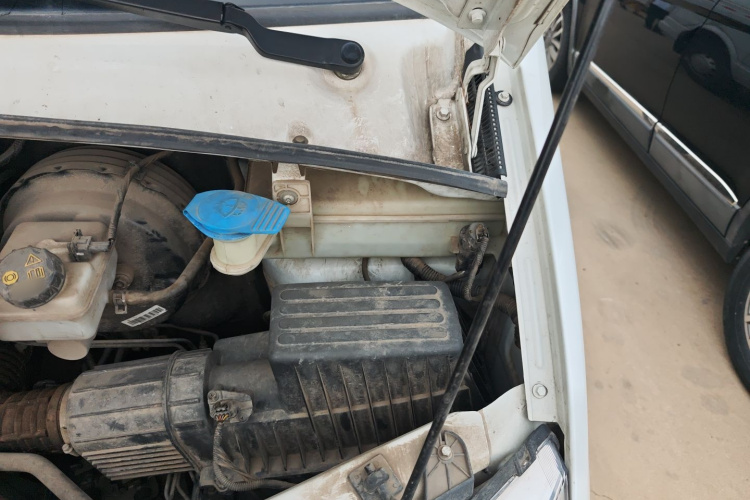 上汽大通MAXUS 新途V80 2021款 2.0T 手动经典城配王短轴超低顶3座局部细节9006