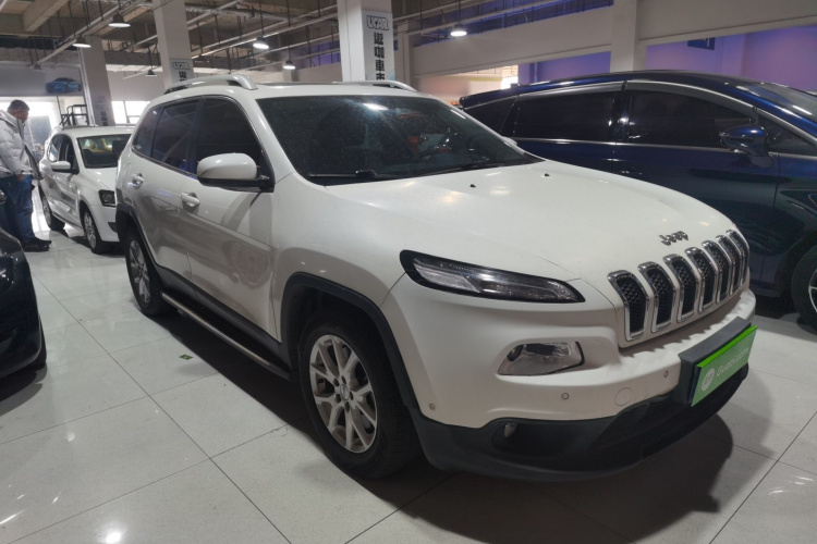 Jeep 自由光 2016款 2.0L 优越版车身外观3