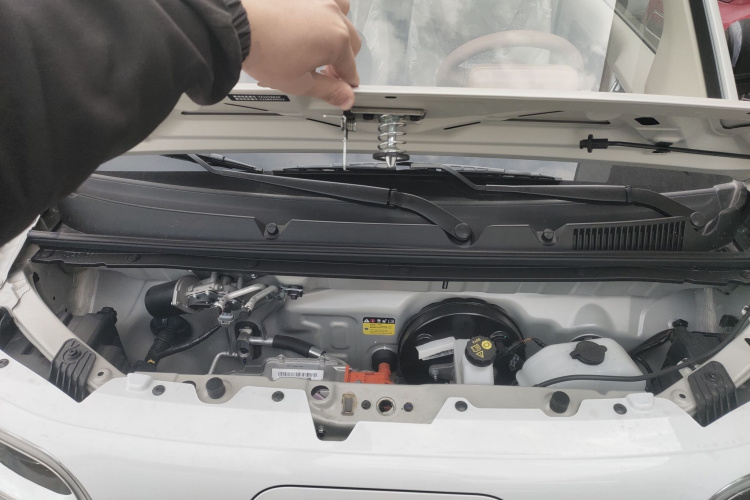 五菱汽车 宏光MINIEV 2024款 第三代 215km 青春版机舱底盘24