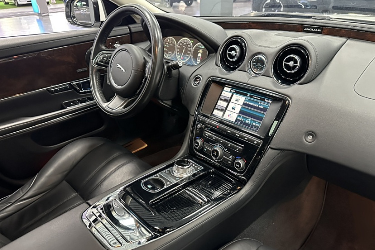 捷豹XJ 2015款  XJL 3.0 SC 两驱全景商务版中控内饰7008