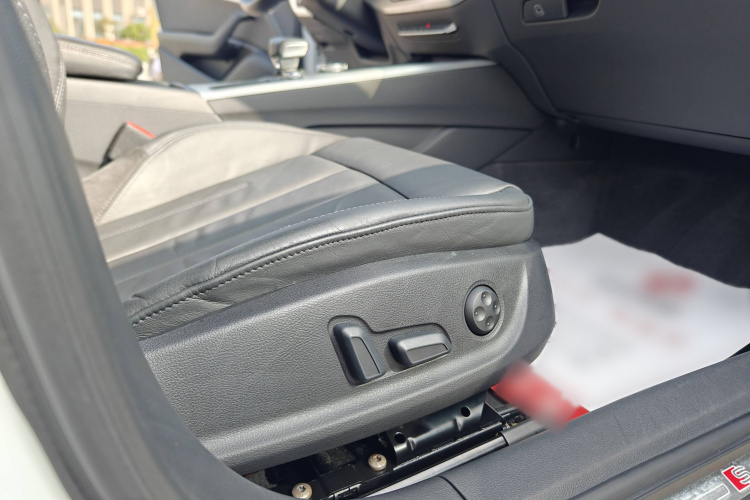 奥迪A4L 2019款 40 TFSI 时尚型 国VI中控内饰7015