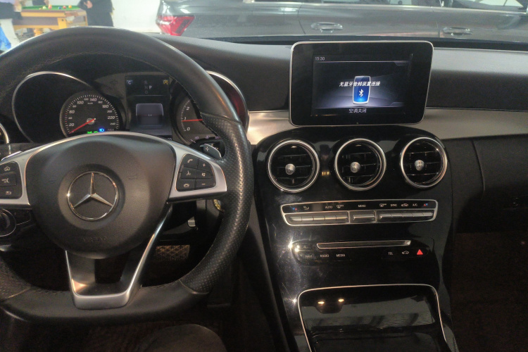 奔驰C级 2018款 C 200 运动版中控内饰12