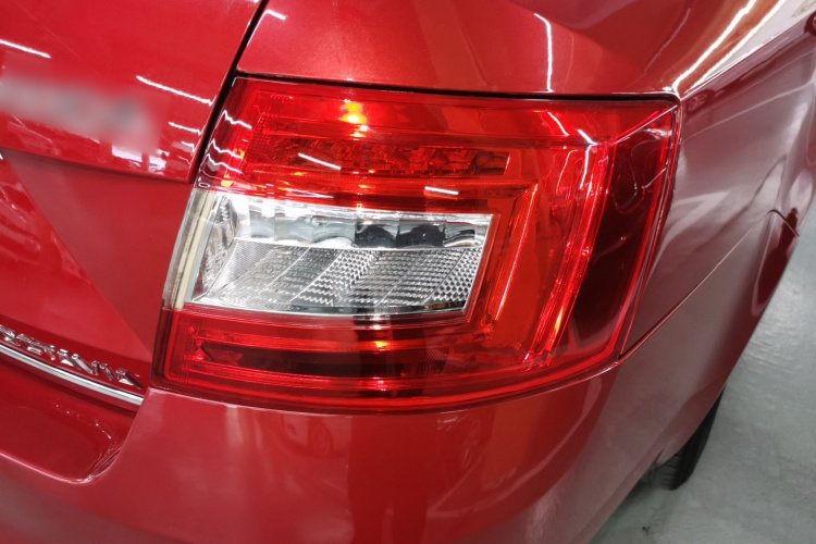 斯柯达 明锐 2015款 1.6L 自动逸俊版车身外观9