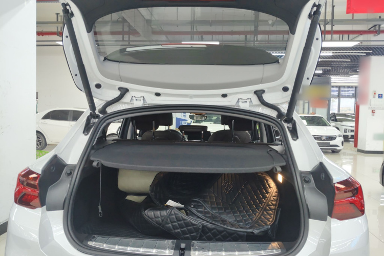 宝马X2 2023款 sDrive25i M越野套装机舱底盘23