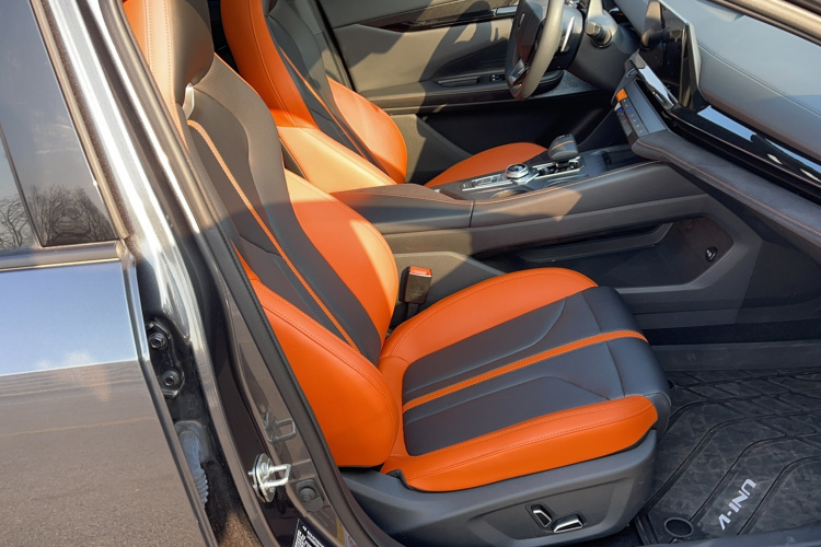 长安UNI-V 2024款 1.5T 尊贵运动型局部细节41