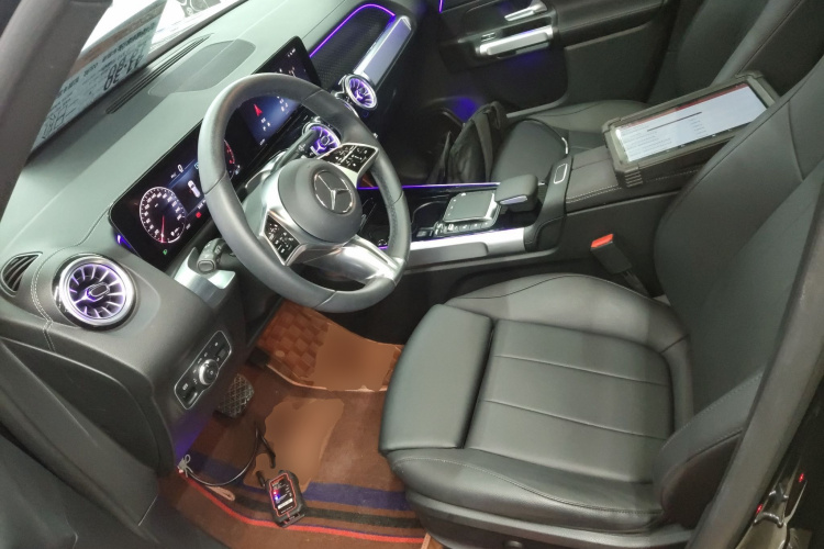 奔驰GLB 2024款 GLB 220 动感型中控内饰19