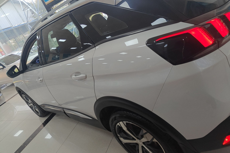 标致4008 2019款 改款 360THP 尝先版车身外观4