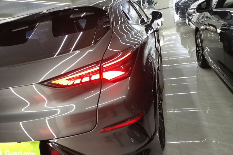 长安UNI-T 2022款 1.5T 运动版 尊贵型车身外观9