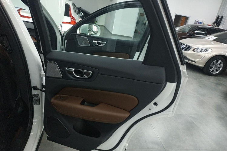 沃尔沃XC60新能源 2024款 T8 插电混动 长续航四驱智雅豪华版中控内饰7006